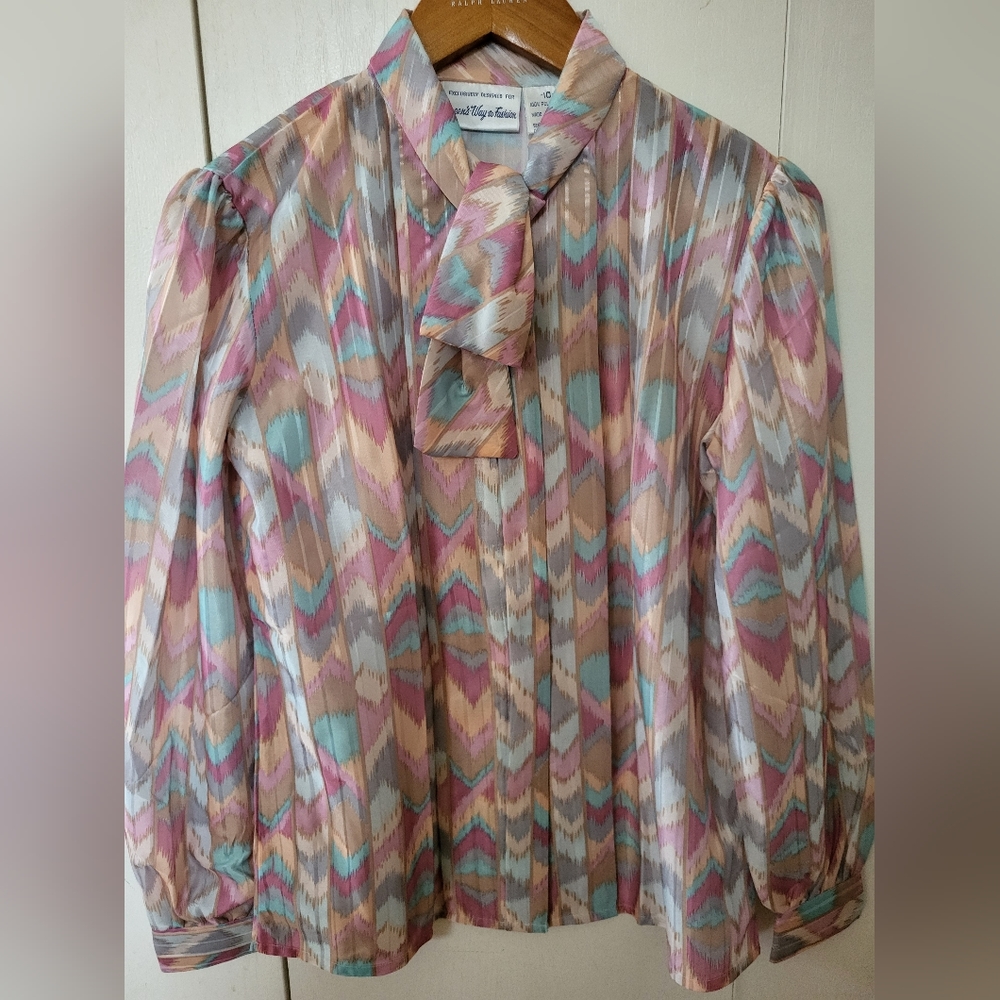 NWOT Queens Way to Fashion Multi Color Chevron Neck Tie Blouse Sz 10